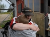 Jonas får en kram av Daniel för att han lagade hans Slash.