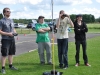 Dennis, Kenny och Jonas får kika genom FPV-glasögonen, som visar bild från Andreas flygplan.